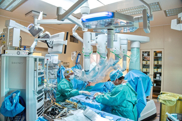 Masarykův onkologický ústav výrazně navyšuje kapacity robotické chirurgie